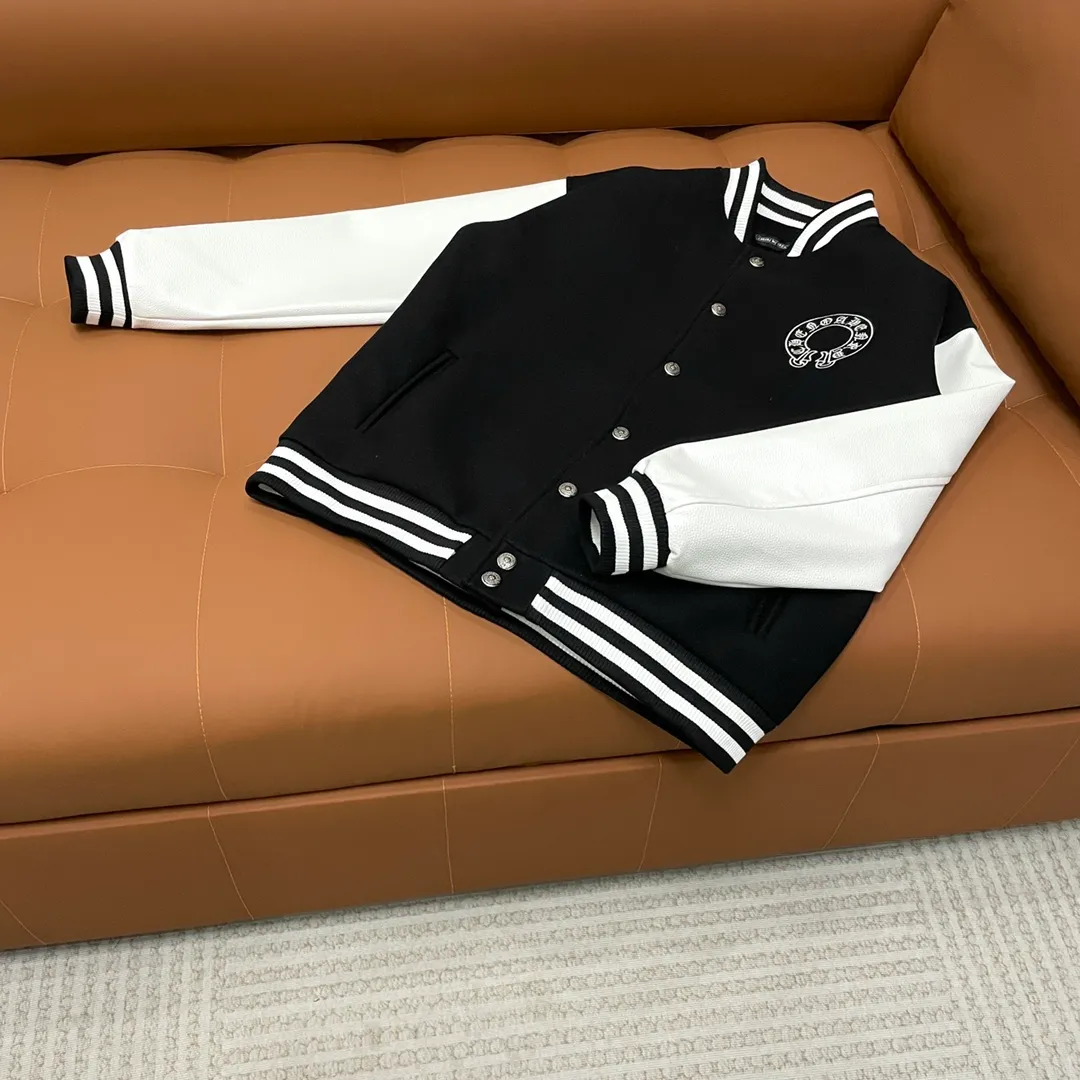 🅿️410 CH➡️Cro Xin 2024ss runway style baseball jacket. I ordered the original model and it took a month to finally ship. I love it so much. The upper body is really cool. A Douyin blogger said that this year's new jacket will become a future trend. If you look through street photos, you will find that celebrities regard it as a collectible jacket, a must-have item for men and women who want light luxury for commuting. Developing the highest version on the entire network, it took 1 month to customize and the cost was extremely high. The German imported flat-machine made custom-woven wool jacquard threads, using the first layer of imported lambskin. The pleated texture is unparalleled. It is hand-cut and meticulously crafted. The stitching position is very technical. Whether the whole garment is good or not depends on this position. Top-notch workmanship and details can stand the test. A full set of customized accessories, the letters are clear and perfectly restored without any difference. High-end atmosphere and full grade! The entire dress is exclusively customized with heavy craftsmanship. The towel patch embroidery is perfectly combined with craft embroidery and precise stitching! Absolute craftsmanship quality!